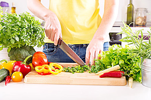 女性,准备,蔬菜沙拉,木板,厨房