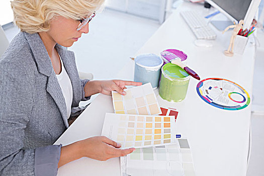 严肃,室内设计师,看,彩色,图表,绘画,罐,书桌