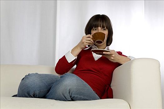 坐,女人,沙发,喝,卡布奇诺咖啡