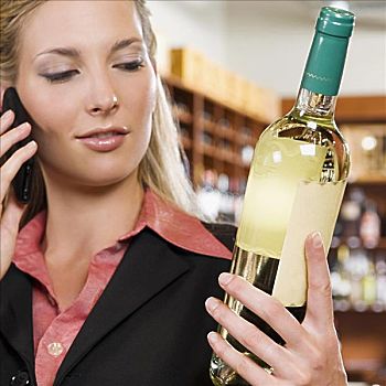 职业女性,交谈,手机,拿着,葡萄酒瓶
