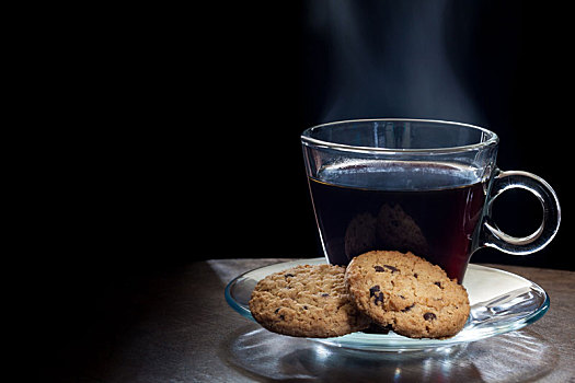 蒸汽,热,黑咖啡,巧克力片,饼干,黑色背景,背景