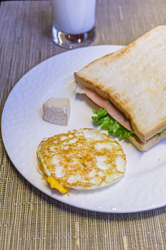 一盘煎蛋和火腿三明治早餐
