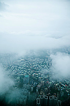 台湾台北市114大厦上眺望云雾中的台北市景