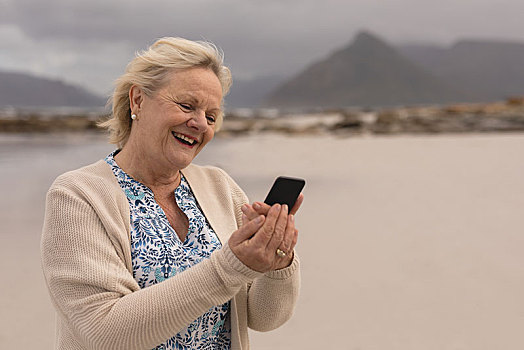 高兴,老年,女人,打手机,海滩