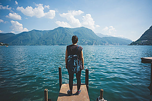 后视图,中年,女人,向外看,码头,湖,卢加诺,瑞士