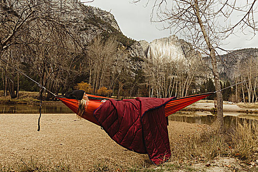 女人,倚靠,红色,吊床,向外看,风景,优胜美地国家公园,加利福尼亚,美国