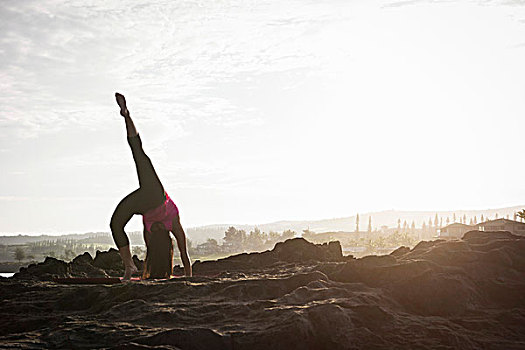 女人,海岸,练习,倒立,瑜伽姿势,毛伊岛,夏威夷,美国