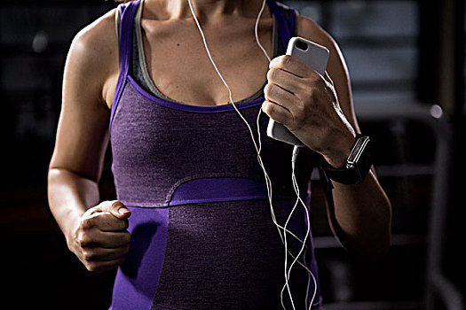 孕妇,拿着,智能手机,健身房