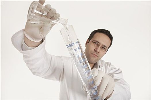 化学家,倒出,液体,长颈瓶