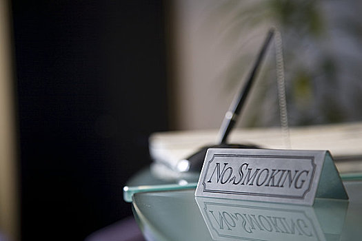 特写,禁止吸烟标志,玻璃,书桌