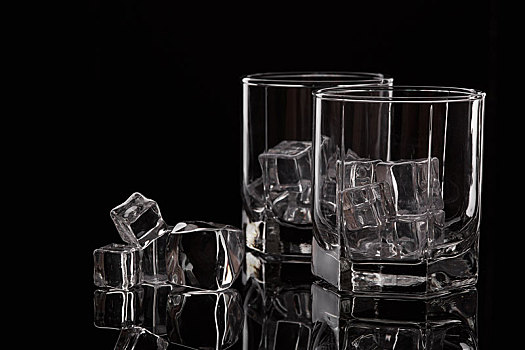 两个,玻璃杯,威士忌,冰