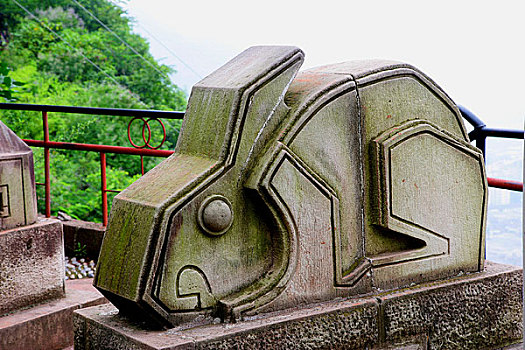 重庆市开县盛山公园中十二生肖雕刻中的兔属象