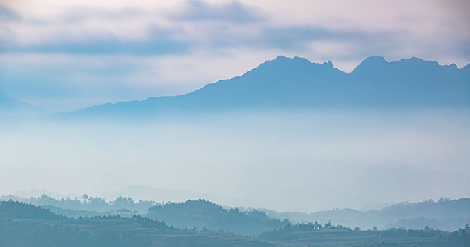 戶外高山云霧繚繞自然景觀