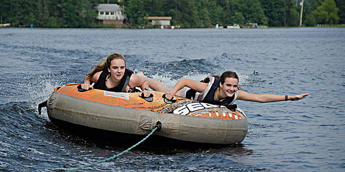 两个女孩,躺着,充气筏,漂浮,湖,木头,安大略省,加拿大