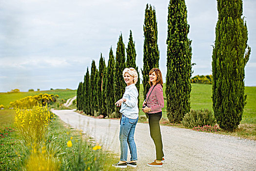 两个,成熟,女性朋友,乡村道路,托斯卡纳,意大利