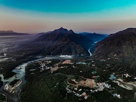 山涧河流