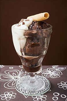圣代冰淇淋,巧克力冰淇淋,奶油,威化脆皮