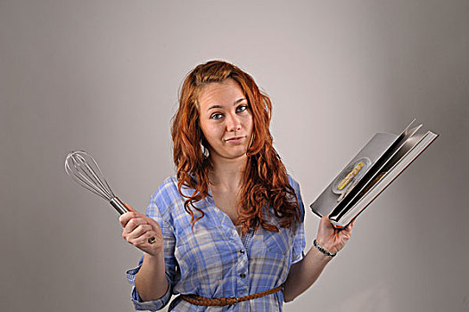 女青年,红发,拿着,搅拌器,烹饪书,手