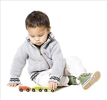 男婴,18-23岁,玩,玩具汽车,白色背景