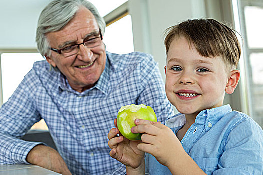 爷爷,孙子,吃,苹果,厨房