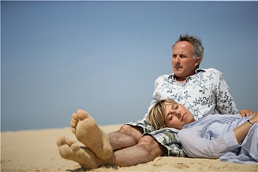 男人,坐,旁侧,女人,躺着,沙子