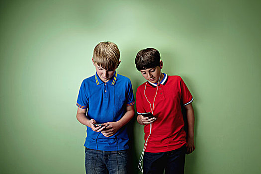 两个男孩,mp3播放器