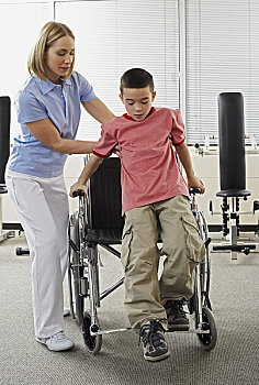 理疗师,帮助,男孩,室外,轮椅
