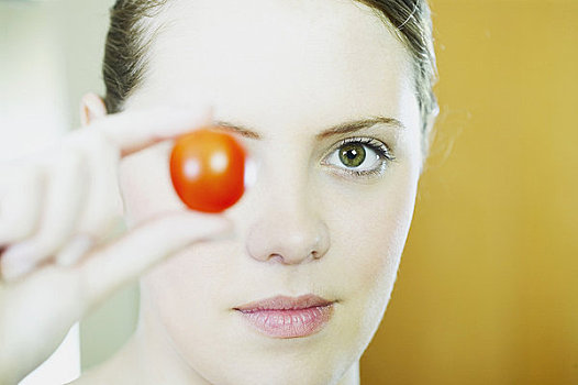 肖像,年轻,女人,拿着,西红柿