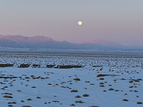 新疆哈密,明月出天山