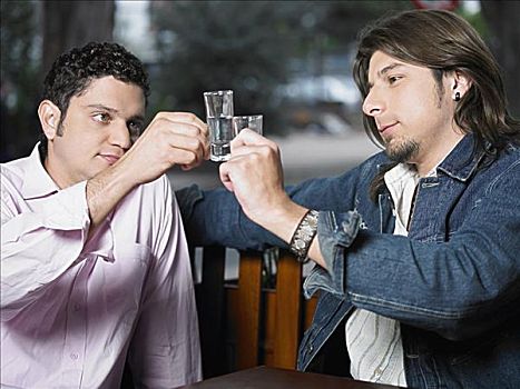 两个,年轻,男人,祝酒,小酒杯,龙舌兰