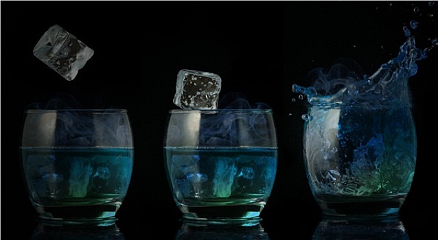 序列,安放,冰,落下,玻璃杯,大玻璃杯,蓝色,液体,黑色背景,背景
