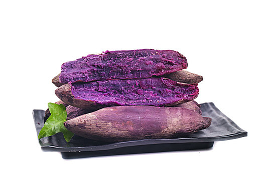 白底上放着一盘紫罗兰紫薯