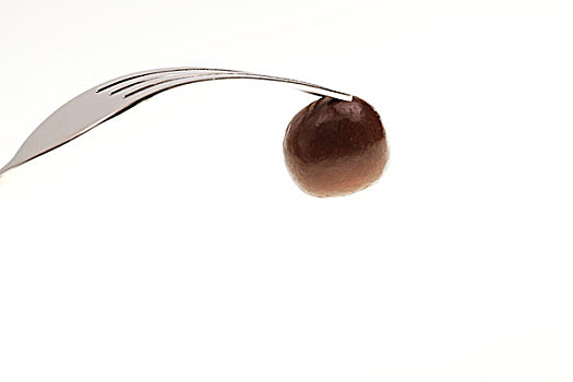 一把银色叉子和一个圆形棕色巧克力豆