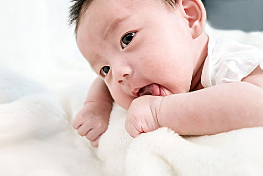 趴著的嬰兒