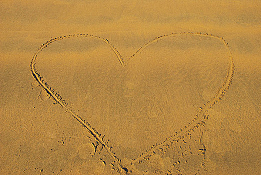 海边沙滩上一个心形图案