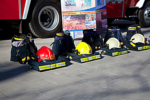 排列整齐的消防头盔和服装