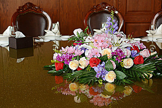 餐桌上的鲜花