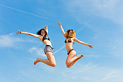两个,高兴,女人,跳跃,高,夏天,有趣,蓝天,背景
