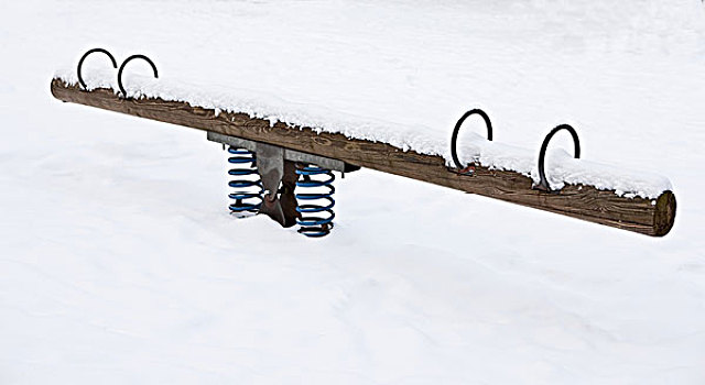 跷跷板,积雪