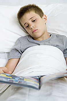 疾病,男孩,卧,床上,读,滑稽,书本