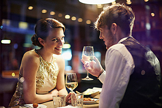 情侣,葡萄酒,玻璃杯,餐馆