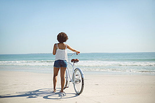 女人,走,自行车,海滩