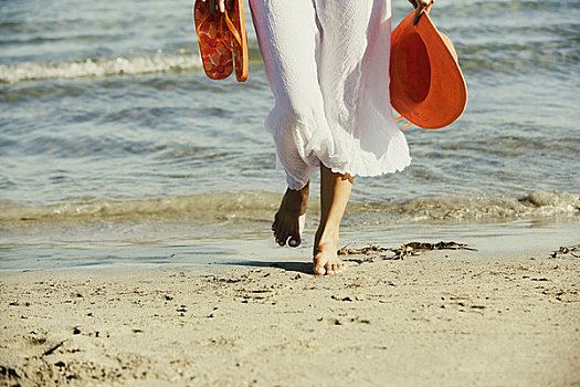 女人,拿着,帽子,一对,人字拖鞋,海滩