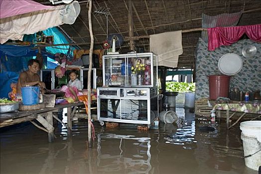 父亲,女儿,做饭,洪水,房子,贫民窟,区域,安东,金边,柬埔寨