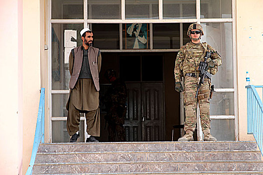 士兵,站立,守卫,城市,阿富汗