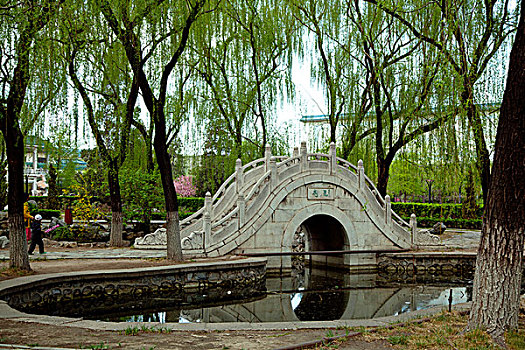 中國古典園林湖泊中的拱形橋和倒影