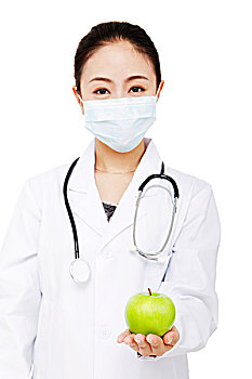 东方年轻女医生拿着一个青苹果