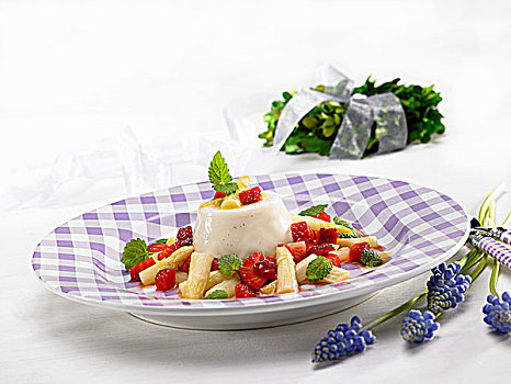 意大利布丁,白色,芦笋,草莓,麝香兰,靠近,盘子