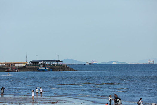 山东省日照市,游客赶海拾贝,踏浪嬉水,桃花岛成国庆节热门打卡地