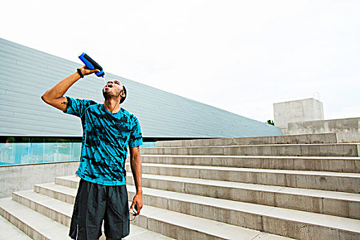 男青年,跑步,饮用水,城市,台阶